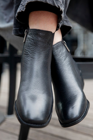 Lucca Black