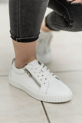 Valentina with Zip White
