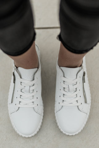 Valentina with Zip White