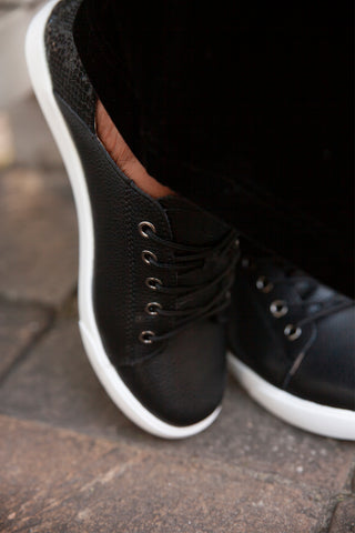 Vicki™ Black + Black Snake