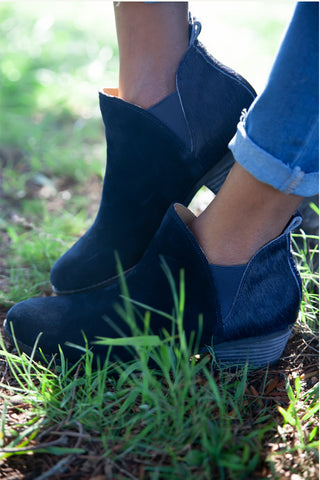 Yara Navy Suede